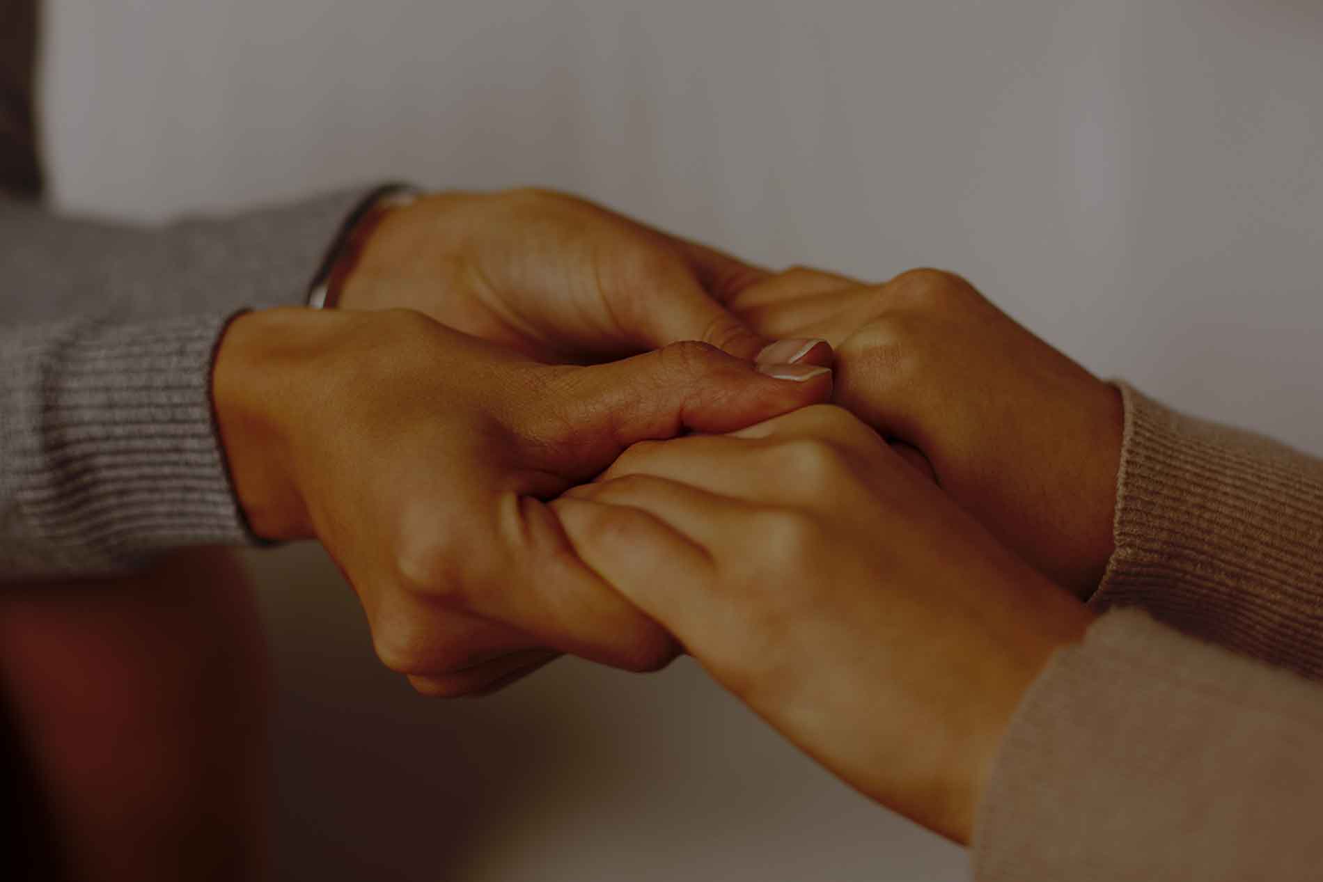 Psicologo toma de manos a paciente