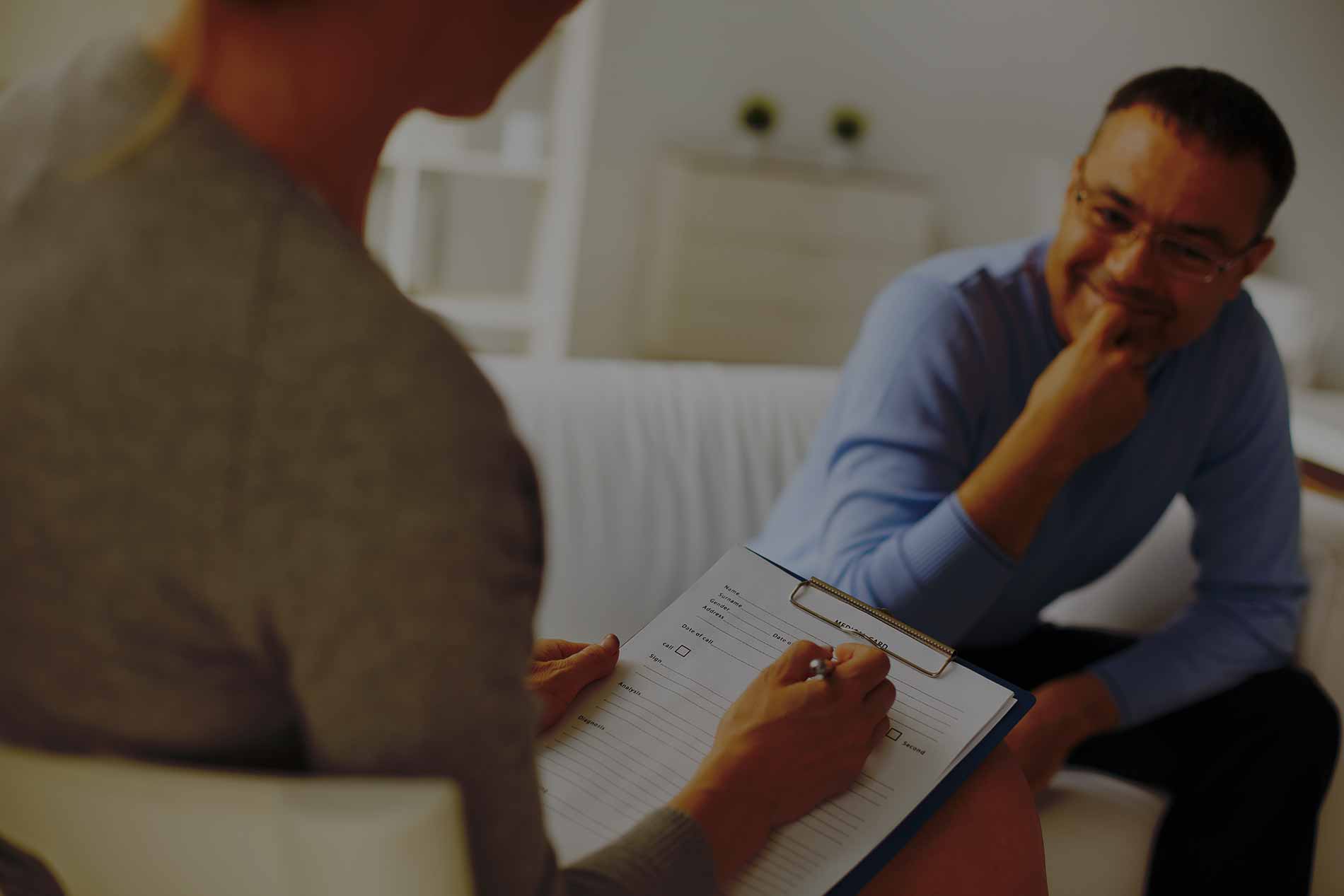 Psicologo con paciente en terapia